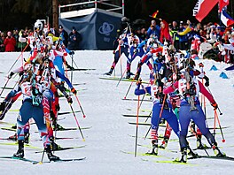 Biatlonistky stoupají v prvním úseku smí�ené �tafety na mistrovství sv�ta v...