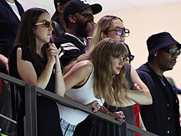 Taylor Swift napjat sleduje Super Bowl.