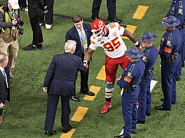 Donald Trump si tese rukou s hráem Chiefs Chrisem Jonesem.