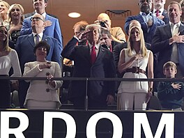 Prezident Donald Trump, po jeho levé ruce stojí dcera Ivanka a její syn...