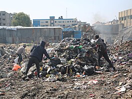 Obyvatelé Pásma Gazy se potýkají se stovkami tisíc tun odpadk�. (17. února 2025)