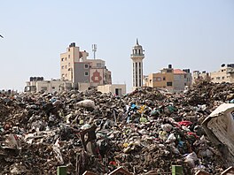 Obyvatelé Pásma Gazy se potýkají se stovkami tisíc tun odpadk�. (17. února 2025)