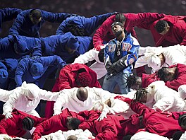 Kendrick Lamar bhem svého poloasového vystoupení na Super Bowlu v New Orleans