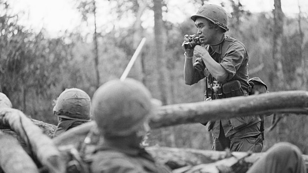 V�le�n� fotograf Kj�i�i Sawada na k�t� 875 b�hem prudk�ch boj� v oblasti Dak To ve st�edn�m Vietnamu