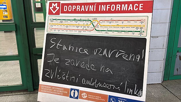 Kvli srce soupravy s lovkem je zastaven provoz sti linky metra B mezi stanicemi Zlin a Nov Butovice. V provozu je nhradn autobusov doprava XB. Na snmku je stanice Luka. (17. nora 2025)