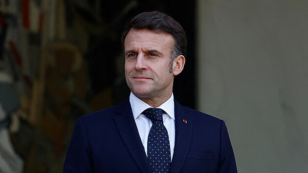 Emmanuel Macron ped summitem v Pai (17. nora 2025)