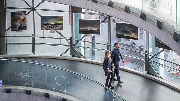 Dalek� galaxie, mlhoviny i vz�cn� vesm�rn� �kazy p�ibli�uj� n�v�t�vn�k�m des�tky fotografi� vystaven� v libereck�m science centru iQlandia. (13. �nora 2025)