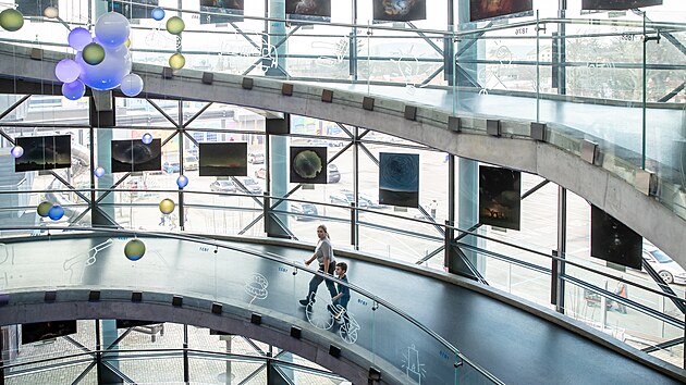 Dalek� galaxie, mlhoviny i vz�cn� vesm�rn� �kazy p�ibli�uj� n�v�t�vn�k�m des�tky fotografi� vystaven� v libereck�m science centru iQlandia. (13. �nora 2025)