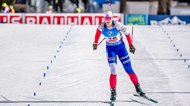 Lucie Charvátová fini�uje ve stíhacím závod� na MS v Lenzerheide.
