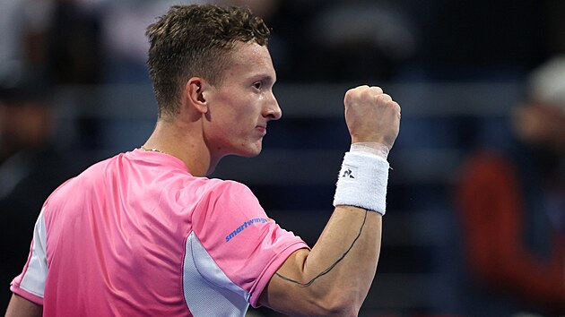 �eský tenista Ji�í Lehe�ka se raduje v úvodním kole turnaje ATP v Dauhá.