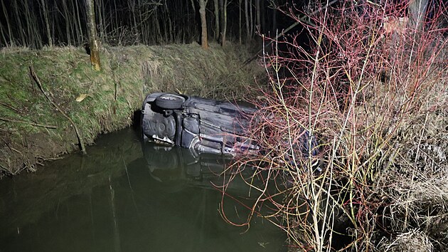 Do Hamersk�ho n�honu v Olomouci spadla se sv�m autem �idi�ka jedouc� pod vlivem alkoholu