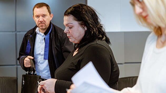 Ped krajskm soudem v Olomouci stanula Andrea lov obalovan z krcen dan. Podle obaloby nakupovala prostednictvm t spolenost ve vtm rozsahu automobily v Nmecku, Rakousku a na Slovensku, ale neodvdla za n dan. koda byla vyslena na 41,4 milionu korun. (17. nora 2025).