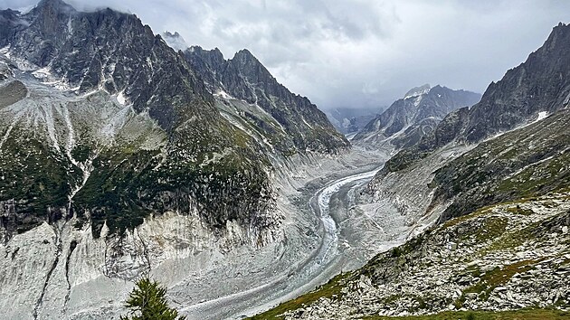 Mer de Glace neboli Ledov� mo�e se po��t� mezi tzv. such� ledovce. V l�t� na n�m sn�h nele��.