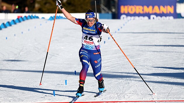 Francouzsk� biatlonistka Julia Simonov� dokon�uje vytrvalostn� z�vod na...