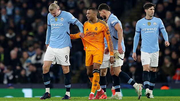 Erling Haaland z Manchesteru City se sm�je s Kylianem Mbapp�m z Realu Madrid.