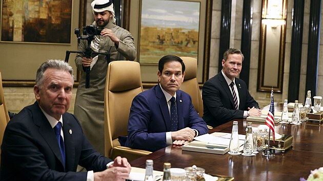 Americk ministr zahrani Marco Rubio (uprosted) sed vedle americkho poradce pro nrodn bezpenost Mikea Waltze (vpravo) a americkho vyslance pro Blzk vchod Steva Witkoffa bhem setkn s ruskmi zstupci v Rijdu. (18. nora 2025)