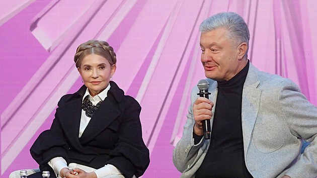 P�edsedkyn� strany Ba�kiv��ina, poslankyn� Julija Tymo�enkov� a p�edseda strany Evropsk� solidarita, poslanec Petro Poro�enko se ��astn� 8. sjezdu ukrajinsk�ch �en v Kyjev�. (5. listopadu 2024)