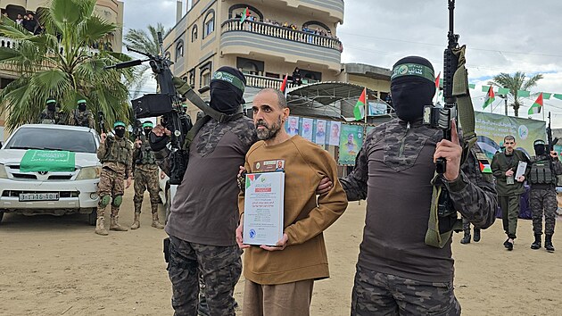 Izzrael�t� rukojm� Or Levy, Eli �arabi a Ohad Ben Ami b�hem propu�t�n� ze zajet� Ham�su v P�smu Gazy. (8. �nora 2025)