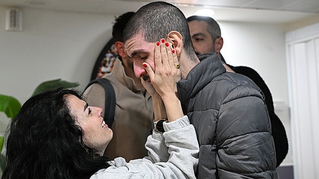Propu�t�n� rukojm� Or Levy se ve zdravotnick�m st�edisku v Izraeli shled�v� se svou rodinou. (8. �nora 2025)