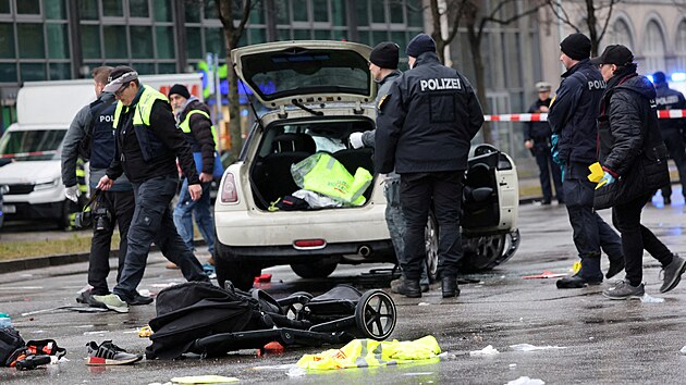 Policie zasahuje v Mnichov na mst, kde idi najel do skupiny lid. (13. nora 2025)
