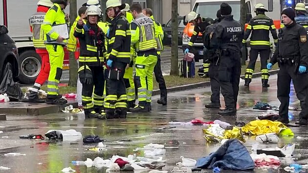 Policie a hasii zasahuj v Mnichov na mst, kde idi najel do skupiny lid. (13. nora 2025)