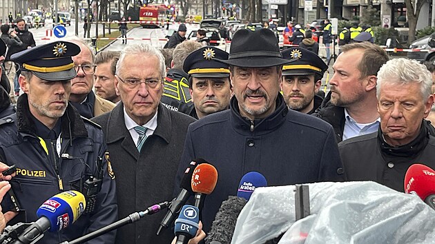 Bavorsk� ministersk� p�edseda Markus S�der s ministrem vnitra Joachimem Herrmannem (vlevo) a Dieterem Reiterem (vpravo) hovo�� na m�st� nehody v Mnichov� (13. �nora 2025)