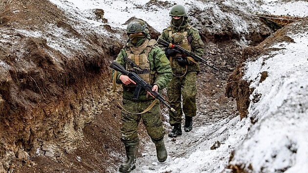 Ru�t� voj�ci b�hem v�cviku v okupovan� Luhansk� oblasti na Ukrajin� (7. �nora 2025)