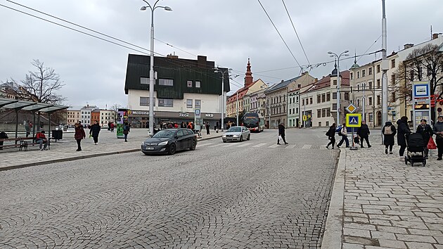 Na Masarykovo n�m�st� v Jihlav� je po hlavn�m tahu z K��ov� do Znojemsk� ulice (a zp�t) do�asn� povolen pr�jezd.