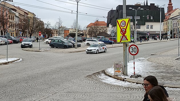 Na Masarykovo n�m�st� v Jihlav� je po hlavn�m tahu z K��ov� do Znojemsk� ulice (a zp�t) do�asn� povolen pr�jezd.