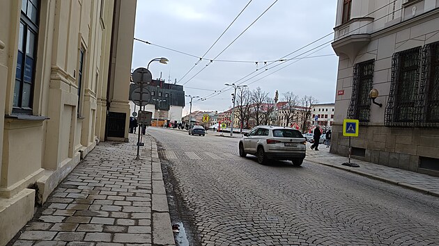 Na Masarykovo n�m�st� v Jihlav� je po hlavn�m tahu z K��ov� do Znojemsk� ulice (a zp�t) do�asn� povolen pr�jezd.