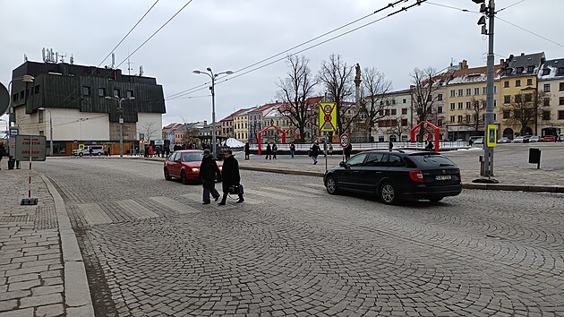 Na Masarykovo n�m�st� v Jihlav� je po hlavn�m tahu z K��ov� do Znojemsk� ulice (a zp�t) do�asn� povolen pr�jezd.