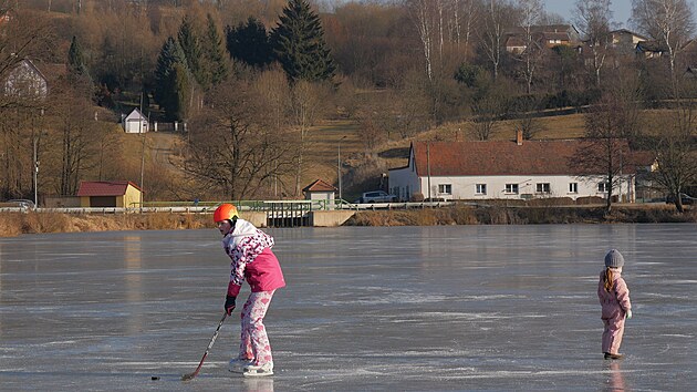 I kdy led nen pln hladk, jsou na nm hrboly a praskliny, bruslai si jej um ut. Destky lid v nedli kiovaly napklad Vovsk rybnk v Teti na Jihlavsku (na snmku).