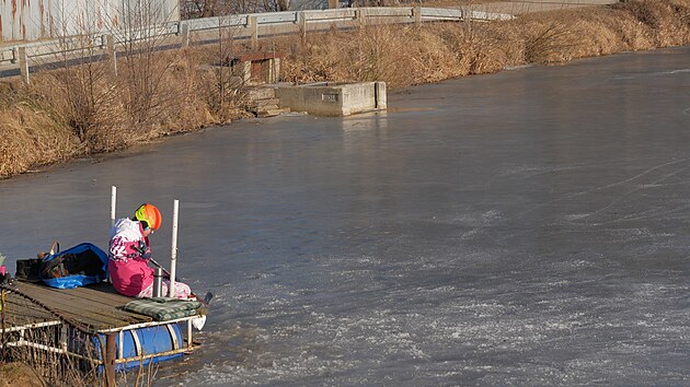 I kdy led nen pln hladk, jsou na nm hrboly a praskliny, bruslai si jej um ut. Destky lid v nedli kiovaly napklad Vovsk rybnk v Teti na Jihlavsku (na snmku).