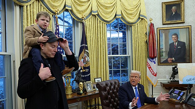 Elon Musk a Donald Trump b�hem tiskov� konference v Ov�ln� pracovn� (11. �nora 2025)