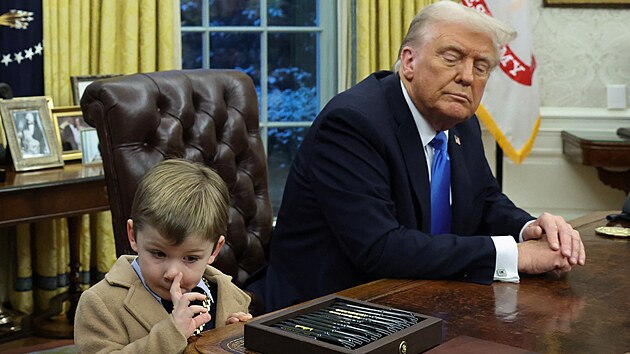 X Æ A-12 a Donald Trump bhem tiskov konference v Ovln pracovn (11. nora 2025)