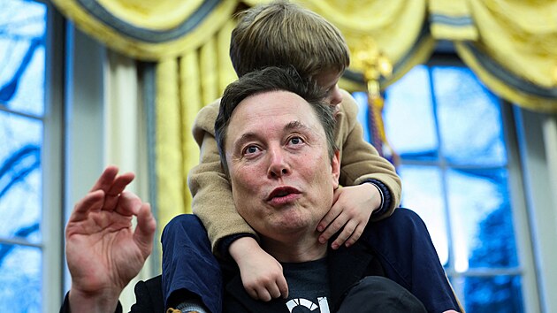 Elon Musk se synem b�hem tiskov� konference v Ov�ln� pracovn� (11. �nora 2025)