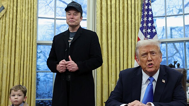 Elon Musk a Donald Trump b�hem tiskov� konference v Ov�ln� pracovn� (11. �nora 2025)