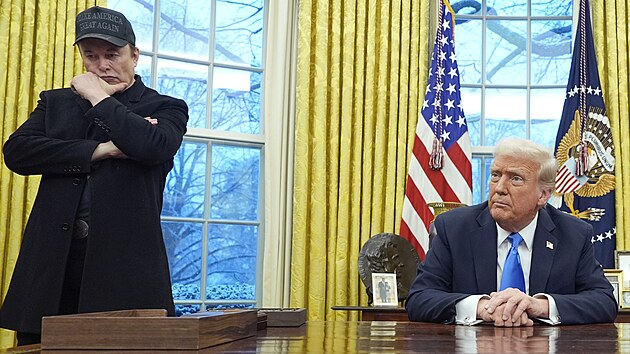 Elon Musk a Donald Trump b�hem tiskov� konference v Ov�ln� pracovn� (11. �nora 2025)
