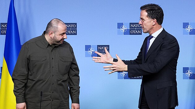 Mark Rutte a ukrajinsk� ministr obrany Rustem Umerov (13. �nora 2025)