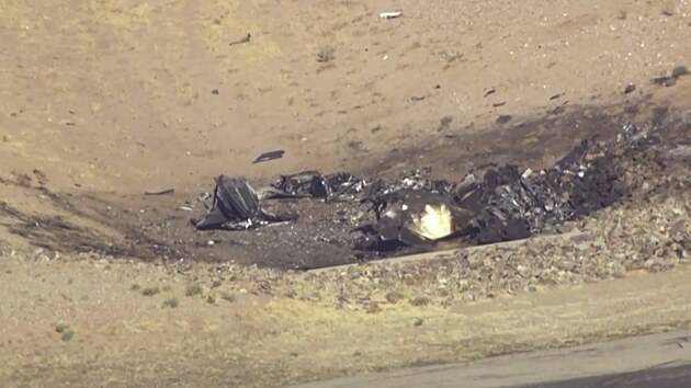 Ameri�t� feder�ln� vy�et�ovatel� pro leteckou bezpe�nost uvedli, �e na palub� ka�d�ho z letadel byli dva lid�, kdy� do sebe narazili pobl� region�ln�ho leti�t� Marana na p�edm�st� Tucsonu.