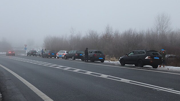 Zni�en� auta u d�lnice D8.