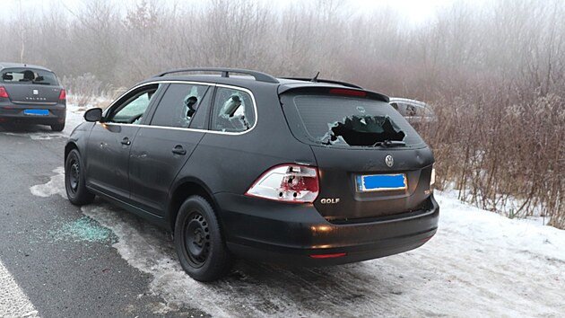 Zni�en� auta u d�lnice D8.