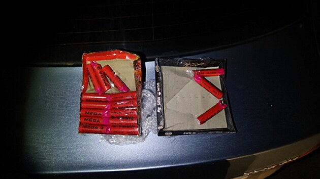 Policist� na�li v aut� pachatel� d�kazy - v�ci, kter� pou��vali k ni�en� aut.