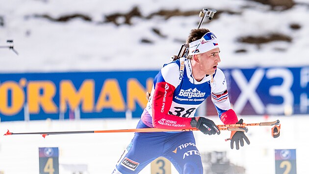 Jon� Mare�ek p�ij�d� na st�elnici b�hem st�hac�ho z�vodu na mistrovstv� sv�ta.