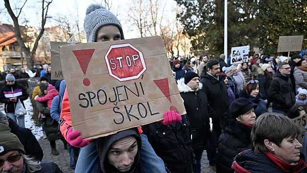 Lid� v Hole�ov� demonstruj� proti slou�en� prvn� a druh� z�kladn� �koly. (17. �nora 2025)
