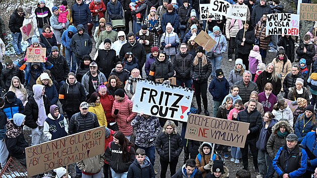 Lid v Holeov demonstruj proti slouen prvn a druh zkladn koly. (17. nora 2025)
