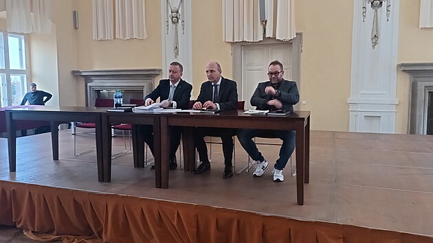 Veden holeovsk radnice pi debat o sluovn kol. Zleva: starosta Milan Fritz (ANO), mstostarosta Pavel Karhan (KDU-SL) a mstostarota Vclav Hlobil  (zvolen za Koalici pro Holeov). (11. nora 2025)