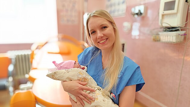 Porodnice u maminky pi o dti.