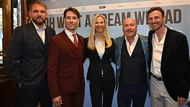 Zleva moder�tor Libor Bou�ek �v�carsk� zp�v�k Urs B�hler, �editelka EP Group Jitka Pra��kov�, Michal David a Michal Kol�nek