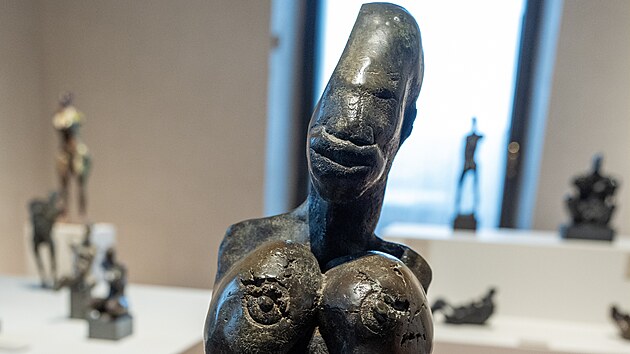 Franti�ek Mertl je krom� velkoform�tov�ch figur�ln�ch obraz� i autorem bronzov�ch plastik. P�edstavuje je velk� v�stava v J�zd�rn� Pra�sk�ho hradu. (13. �nora 2025)